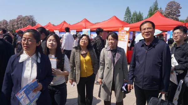 职通未来|williamhill威廉希尔官网领导实地走访2026届毕业生春季校园双选会
